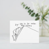 Carte Postale les chiens aiment être sous les couvertures (Debout devant)