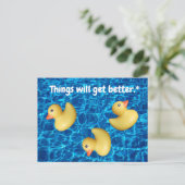 Carte Postale Les choses s'amélioreront, canards en rang, eau de (Debout devant)