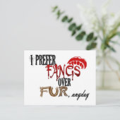 Carte Postale Les crocs au-dessus de la fourrure (Debout devant)