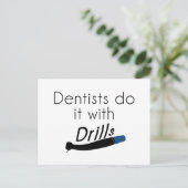 Carte Postale Les dentistes le font avec des perceuses (Debout devant)