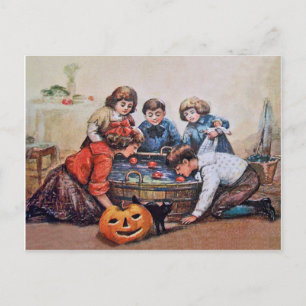 Carte Postale Les enfants bombardent pour des pommes à Halloween