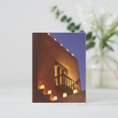 Carte Postale Les farolitos traditionnels illuminent les structu (Debout devant)