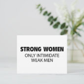 Carte Postale Les Femmes Fortes N'Intimident Que Les Hommes Faib (Debout devant)