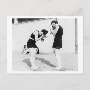 Carte Postale Les femmes qui pleurent leurs cheveux à la plage