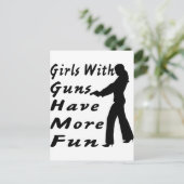 Carte Postale Les Filles Avec Des Armes À Feu Ont Plus De Plaisi (Debout devant)