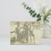 Carte Postale Les garçons Pêchent la rivière verte (Debout devant)