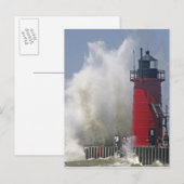 Carte Postale Les gens sur la jetée regardent de grandes vagues  (Devant / Derrière)