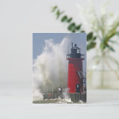 Carte Postale Les gens sur la jetée regardent de grandes vagues  (Debout devant)