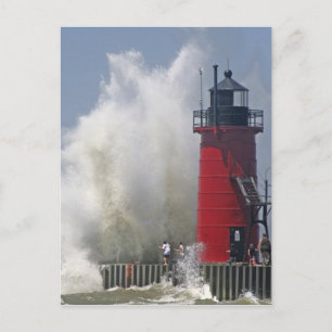 Carte Postale Les gens sur la jetée regardent de grandes vagues 