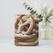 Carte Postale Les gigantesques bretzels de vendeurs de rue de Ne (Debout devant)