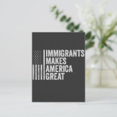 Carte Postale Les immigrants font de l'Amérique un grand drapeau (Debout devant)