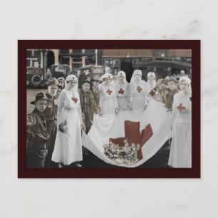 Carte Postale Les infirmières et les jeunes bénévoles recueillen