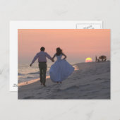 Carte Postale Les jeunes mariés qui tombent dans le coucher du s (Devant / Derrière)