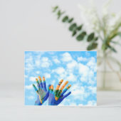 Carte Postale Les mains de la Terre (Debout devant)
