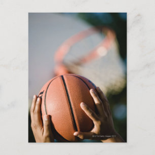 Carte Postale Les mains tournent le basket-ball dehors
