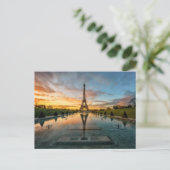 Carte Postale Les monuments | Tour Eiffel (Debout devant)