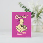 Carte Postale Les papas : Comme son propre distributeur de bille (Debout devant)