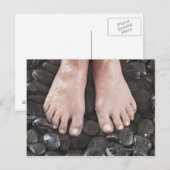 Carte Postale Les pieds de la femme sur les galets (Devant / Derrière)