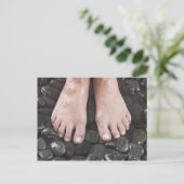 Carte Postale Les pieds de la femme sur les galets (Debout devant)