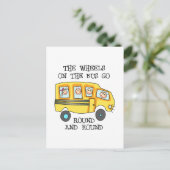 CARTE POSTALE LES ROUES SUR LE BUS (Debout devant)