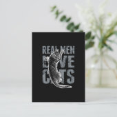 Carte Postale Les vrais hommes adorent les chats en style détend (Debout devant)
