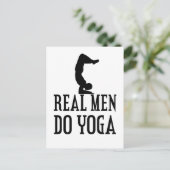 Carte Postale Les vrais hommes font du yoga (Debout devant)