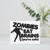 Carte Postale Les zombies mangent des CERVEAUX (vous êtes en séc (Debout devant)