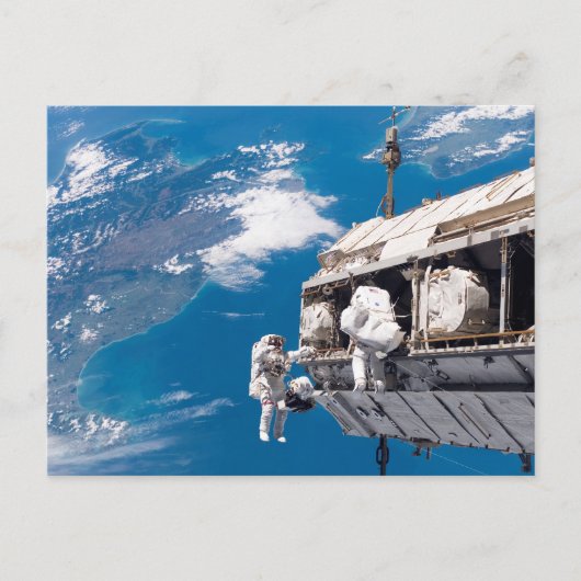 Carte Postale L'espace astronaute marche au-dessus de la Terre (Devant)