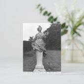 Carte Postale L'été, statue dans les jardins (Debout devant)