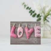 Carte Postale Lettres d'amour sur table en bois (Debout devant)