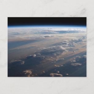 Carte Postale Lever de soleil jette de longues ombres sur la mer