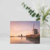 Carte Postale Lever de soleil sur la rivière gelée avec moulins (Debout devant)