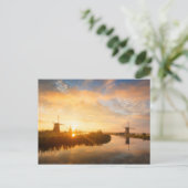 Carte Postale Lever de soleil sur les moulins à vent et une rivi (Debout devant)