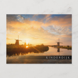 Carte Postale Lever de soleil sur les moulins à vent et une rivi