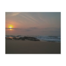 Lever de soleil sur un rocher en bord de mer