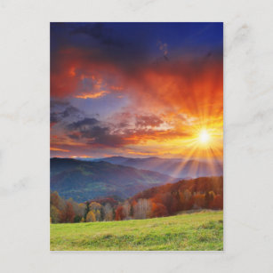 Carte Postale Lever majestueux du soleil dans le paysage de mont