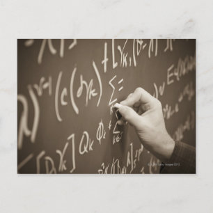 Carte Postale L'homme imprime des équations mathématiques sur un