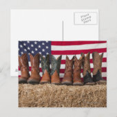 Carte Postale Ligne de bottes de cowboy sur botte de foin (Devant / Derrière)