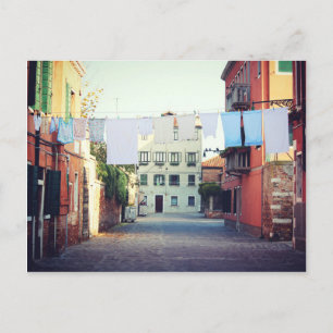 Carte Postale Linge suspendu à travers une rue de la ville