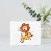 Carte Postale Lion avec de la viande (Debout devant)