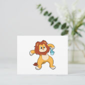 Carte Postale Lion avec poisson (Debout devant)