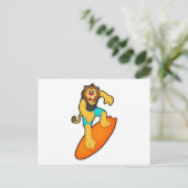 Carte Postale Lion surfeur avec planche de surf (Debout devant)