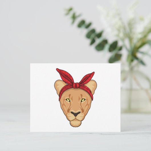 Carte Postale Lionne avec bandana (Debout devant)