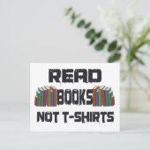 Carte Postale Lire les livres (Debout devant)