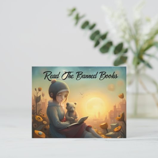Carte Postale Lire les livres interdits Lecture fille et ours (Debout devant)