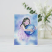 Carte postale Little Girl Holding Globe Earth (Debout devant)
