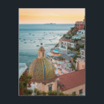Carte Postale Littoral | Positano, côte amalfitaine, Italie<br><div class="desc">Cette superbe photo Getty Images présente Positano,  côte amalfitaine,  Campanie,  Sorrente,  Italie. Vue de la ville et du bord de mer lors d'un coucher de soleil estival.</div>