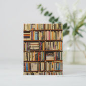 Carte Postale Livres dans la bibliothèque (Debout devant)