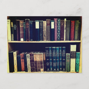 Carte Postale Livres vintages dans une étagère