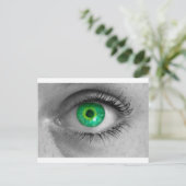Carte Postale L'oeil avec iris vert regarde la macro de concept (Debout devant)